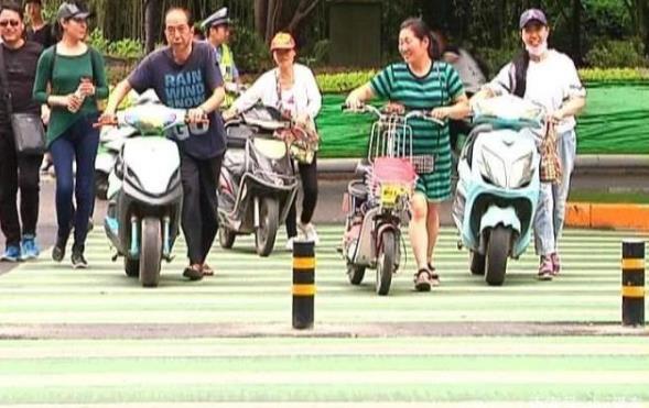 電動車“新規(guī)”又來，過紅綠燈要下來推著走，車主：我的路權呢？