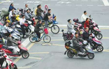 探訪“史上最嚴(yán)”電動(dòng)車新國標(biāo)實(shí)施成效 消費(fèi)者：安全有保障，購買上牌也便利